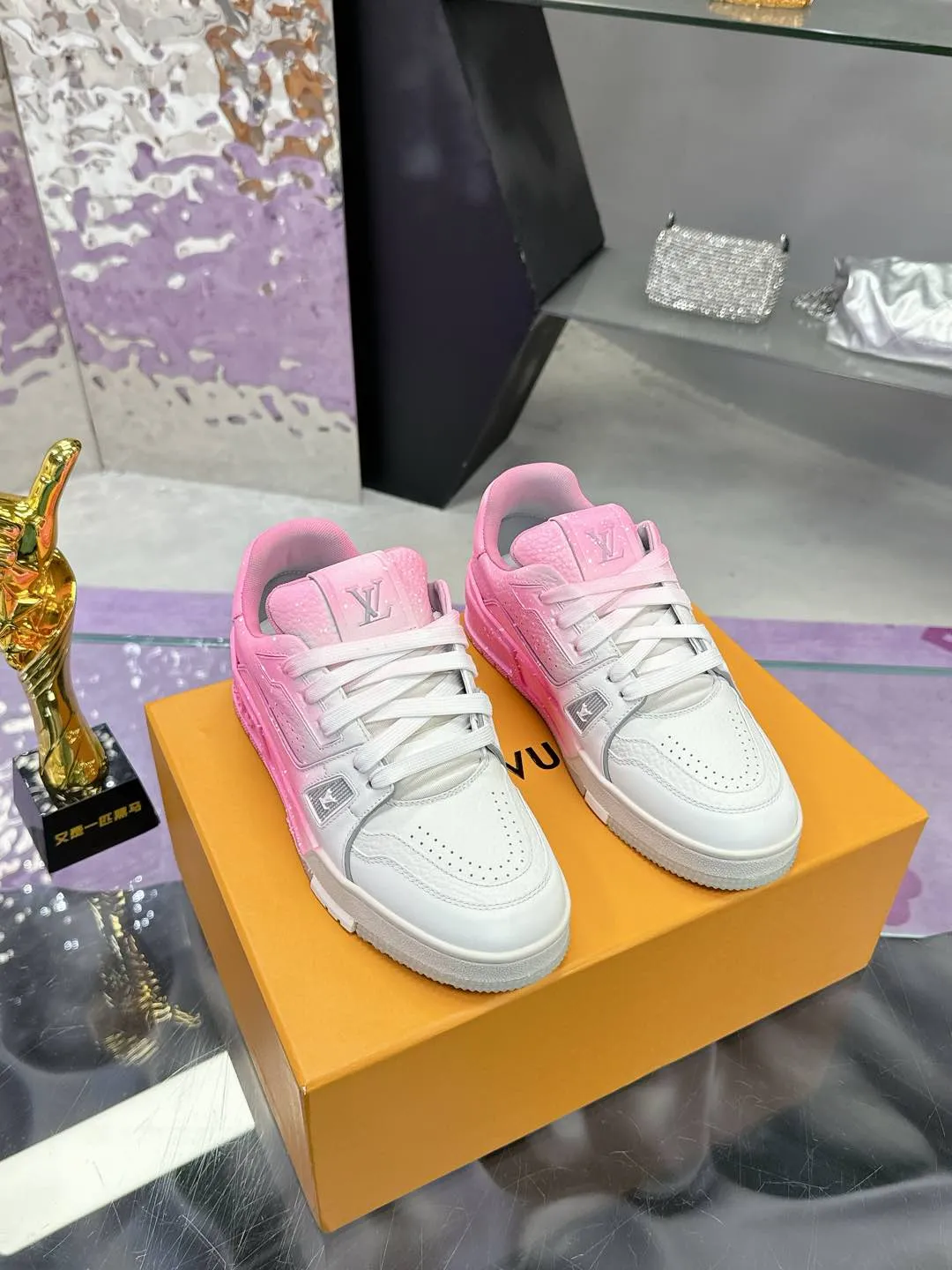 Men's men's shoes💰840❤️❤️❤️ (craft style, hand-rubbed, distressed, solid color, couple style) Original development, quality shipment, welcome to compare ❥❥❥❥❥❥LV sneaker series LV Trainer Maxi sneakers introduce the loose silhouette of the ready-to-wear series into the LV Trainer sneaker design written by Virgil Abloh, making an eye-catching appearance at the 2023 spring and summer men's wear show. The cow leather upper is combined with rough fabric laces, and colorful beading highlights the brand's classic elements. LV letters mark the tongue and Monogram floral outsole. Mixed materials Made of first-layer cowhide, wrapped in imported custom-printed denim, thick shoelace design, large Monogram print on the side, "lv 54" badges on the tongue and heel, rubber outsole decorated with Monogram flowers, mesh lining and cotton feet, the comfort is as extreme as ever, premium heritage, quality first, worth owning! Size: 35-40 for women, 39-44 for men (45 and 46 are custom-made and non-returnable) ♡Full set of packaging with original gift box